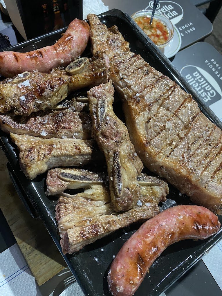 Qué comer en Padrón: pimientos, carne a la brasa y asado argentino
