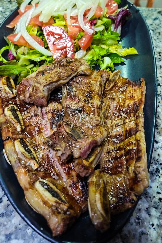 Churrasco de ternera a la brasa de carbón en Padrón
