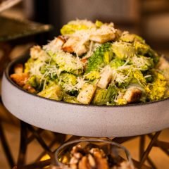 Ensalada César con pollo rebozado y picatostes