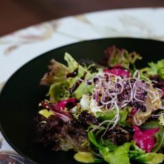 Ensalada de hojas verdes con queso de cabra a las brasas y frutos secos