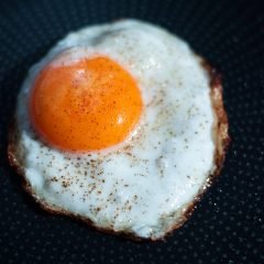 Huevo frito como extra de ensalada